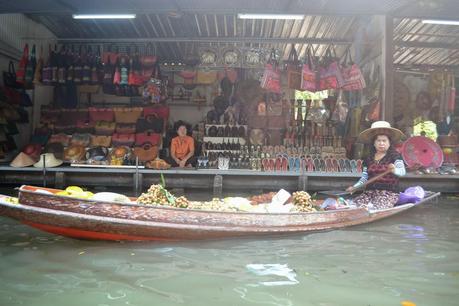 Día 12: Mercado Flotante Dumnoen Saduak, Río Kwai y visita al Templo de los Tigres. Día 12: Mercado Flotante Dumnoen Saduak, Río Kwai y visita al Templo de los Tigres.