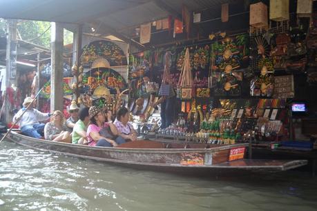 Día 12: Mercado Flotante Dumnoen Saduak, Río Kwai y visita al Templo de los Tigres. Día 12: Mercado Flotante Dumnoen Saduak, Río Kwai y visita al Templo de los Tigres.