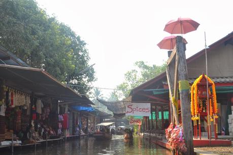 Día 12: Mercado Flotante Dumnoen Saduak, Río Kwai y visita al Templo de los Tigres. Día 12: Mercado Flotante Dumnoen Saduak, Río Kwai y visita al Templo de los Tigres.