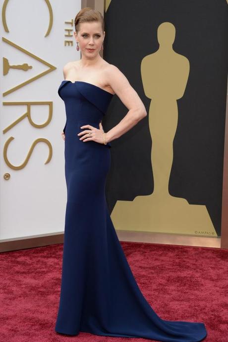 Amy Adams lució un magnífico vestido azul noche palabra de honor de Gucci Couture y joyas de Tiffany's