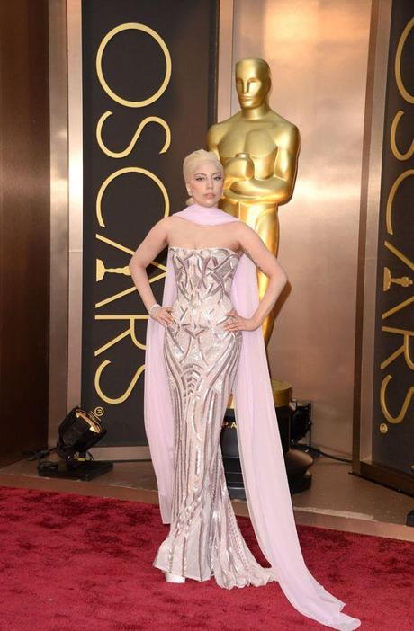 Lady Gaga con un vestido lila de Atelier Versace