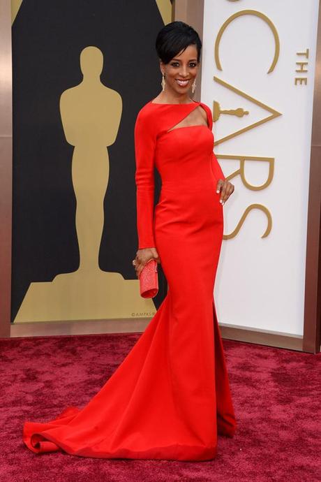 Shaun Robinson con vestido cut out en color rojo de Romona Kezeva