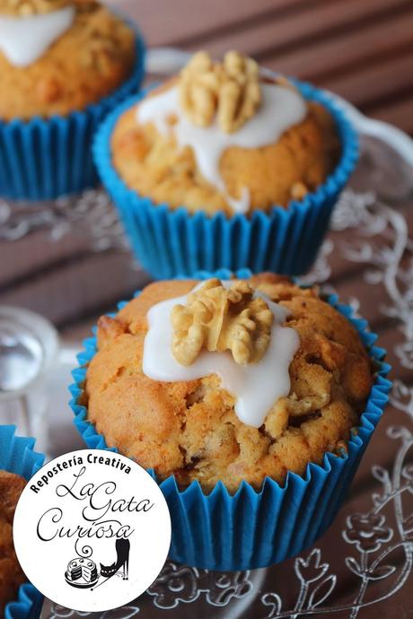 MUFFINS DE MANZANA SALTEADA, NUECES Y MAZAPAN MUFFINS DE MANZANA SALTEADA, NUECES Y MAZAPAN