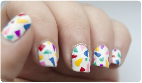 NOTD: Uñas de carnaval con triángulos pequeños. NOTD: Uñas de carnaval con triángulos pequeños.