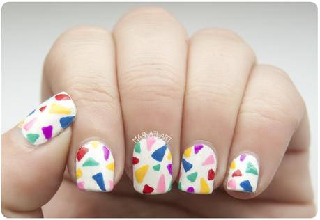 NOTD: Uñas de carnaval con triángulos pequeños. NOTD: Uñas de carnaval con triángulos pequeños.