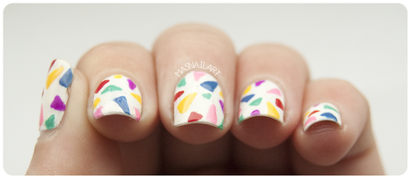 NOTD: Uñas de carnaval con triángulos pequeños. NOTD: Uñas de carnaval con triángulos pequeños.