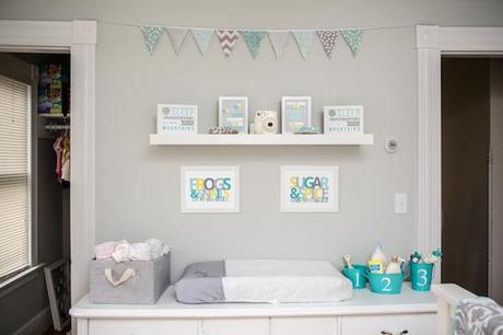 UN DORMITORIO COMPARTIDO EN GRIS Y TURQUESA UN DORMITORIO COMPARTIDO EN GRIS Y TURQUESA