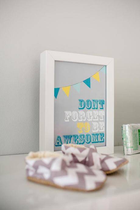 UN DORMITORIO COMPARTIDO EN GRIS Y TURQUESA UN DORMITORIO COMPARTIDO EN GRIS Y TURQUESA