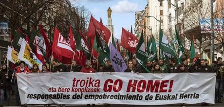 Gritos y protestas, en Bilbao, contra la Troika.