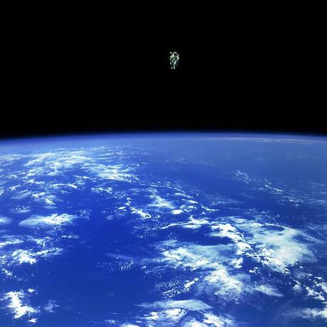 El astronauta Bruce McCandless vuela sobre el azul de la Tierra gracias a una mochila propulsada con nitrógeno. 2-12-1984.