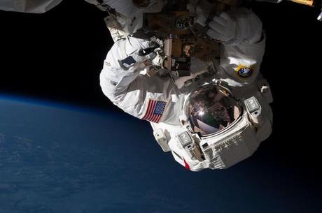 Dos astronautas estuvieron 5 horas y 30 minutos en un paseo espacial, el 11 de mayo de 2013, necesario para reparar la Estación Espacial.