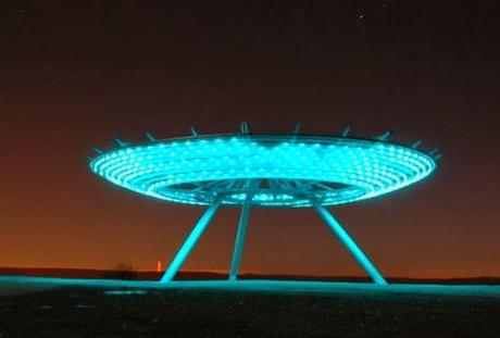 LA  CURIOSA ESCULTURA QUE CANTA CON EL VIENTO