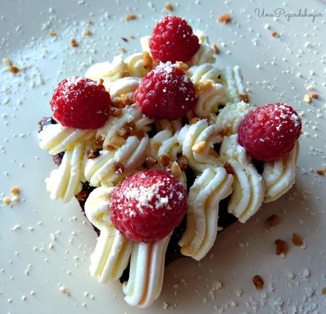 Brownie de Chocolate con crema de Mascarpone, almendra y frambuesas. Brownie de Chocolate con crema de Mascarpone, almendra y frambuesas.