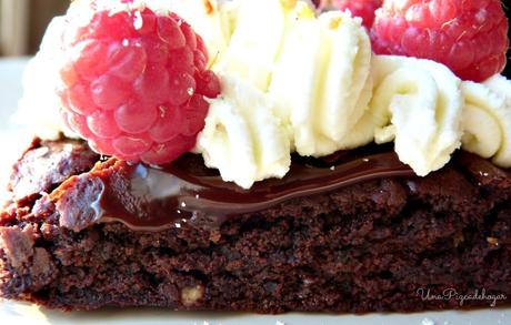 Brownie de Chocolate con crema de Mascarpone, almendra y frambuesas. Brownie de Chocolate con crema de Mascarpone, almendra y frambuesas.