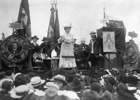 En favor de la paz, Rosa Luxemburgo (1871-1919) En favor de la paz, Rosa Luxemburgo (1871-1919)