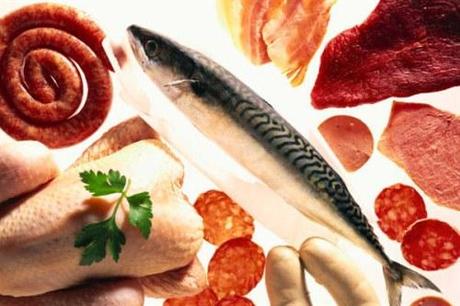 Riesgos del consumo excesivo de proteína animal en personas de mediana edad. productos animales alimentarios