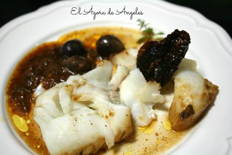 BACALAO SKREI CON TOMATES SECOS Y ACEITUNAS NEGRAS