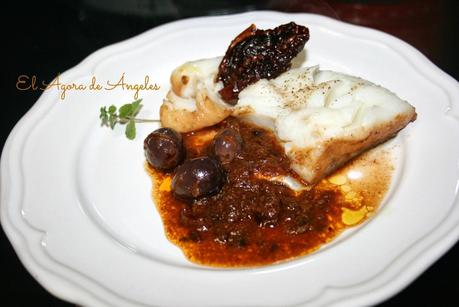 BACALAO SKREI CON TOMATES SECOS Y ACEITUNAS NEGRAS