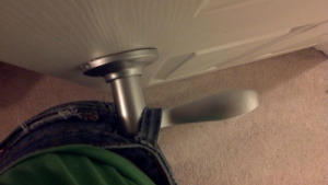 LAS 10 PEORES COSAS QUE TE PUEDEN PASAR engancharse el pantalon en la puerta