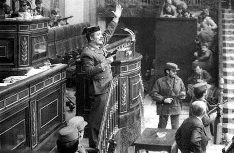 El Teniente Coronel Tejero en la tribuna de oradores del Congreso de los diputados durante el intento de golpe de estado del 23 de febrero de 1981.