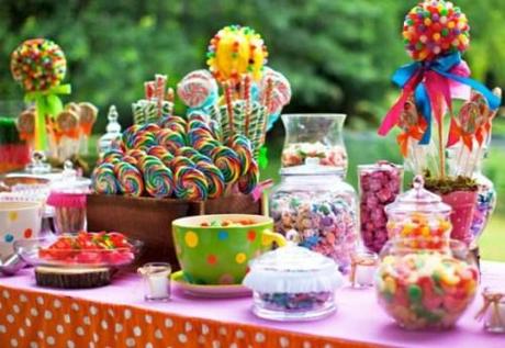 Nuevo proyecto de directrices sobre el azúcar. OMS. mesa llena de golosinas