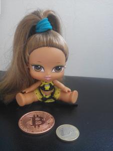 El bitcoin de El Sesmero El bitcoin de El Sesmero, un euro y una muñeca de mi hija.