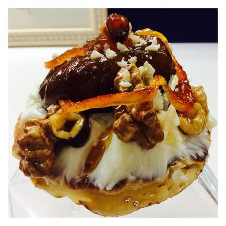 Blinis con higos en almíbar y nueces sobre crema de mantequilla pastel 15