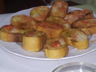 Pan con tomate aceite de oliva virgen extra el mejor acompañamiento para embutidos y desayunos