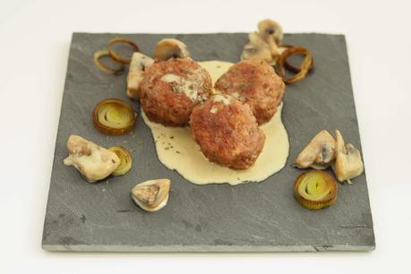 ALBÓNDIGAS DE TERNERA Y GORGONZOLA CON SALSA DE CAVA