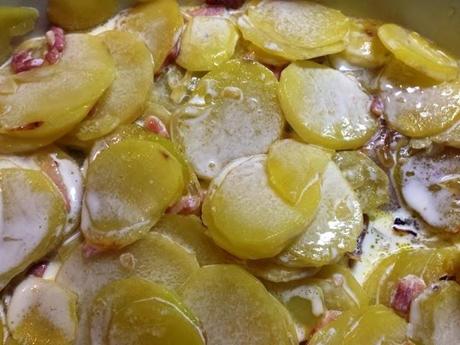 Patatas con bacon y huevo. Patatas con bacon y huevo.