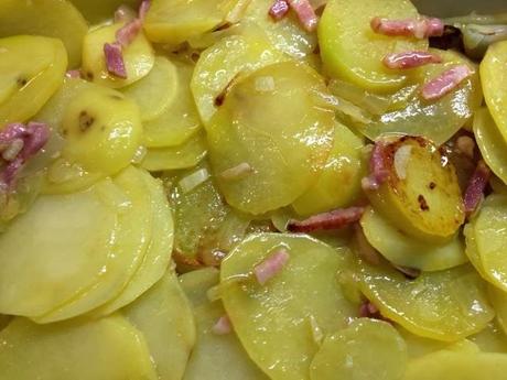 Patatas con bacon y huevo. Patatas con bacon y huevo.