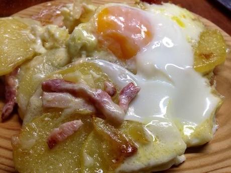 Patatas con bacon y huevo. Patatas con bacon y huevo.