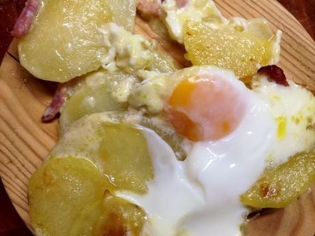 Patatas con bacon y huevo. Patatas con bacon y huevo.