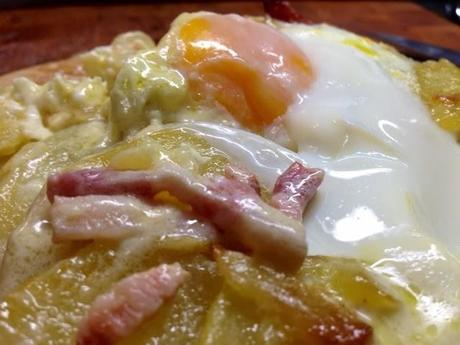 Patatas con bacon y huevo. Patatas con bacon y huevo.