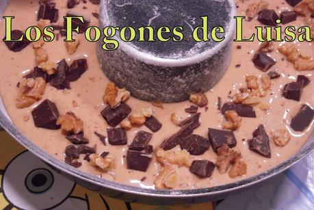 BIZCOCHO ESPECIADO CON NUECES Y CHOCOLATE BIZCOCHO ESPECIADO CON NUECES Y CHOCOLATE