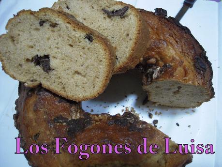 BIZCOCHO ESPECIADO CON NUECES Y CHOCOLATE BIZCOCHO ESPECIADO CON NUECES Y CHOCOLATE