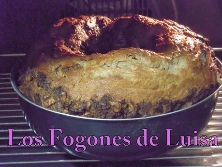 BIZCOCHO ESPECIADO CON NUECES Y CHOCOLATE BIZCOCHO ESPECIADO CON NUECES Y CHOCOLATE