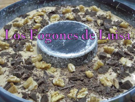 BIZCOCHO ESPECIADO CON NUECES Y CHOCOLATE BIZCOCHO ESPECIADO CON NUECES Y CHOCOLATE