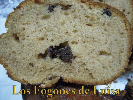 BIZCOCHO ESPECIADO CON NUECES Y CHOCOLATE BIZCOCHO ESPECIADO CON NUECES Y CHOCOLATE