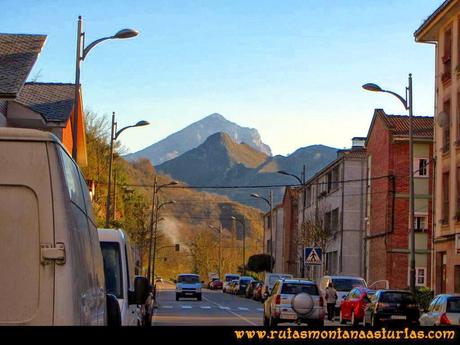 Ruta al Pico Pierzu: Vista del Pierzu desde Cangas de Onís Ruta al Pico Pierzu: Vista del Pierzu desde Cangas de Onís