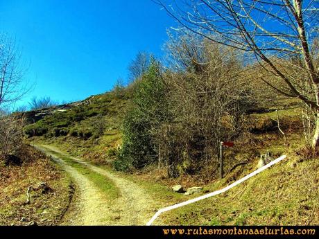 Ruta al Pico Pierzu: Llegando a la cantera, el camino se desvía a la derecha Ruta al Pico Pierzu: Llegando a la cantera, el camino se desvía a la derecha
