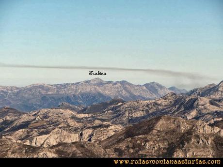 Ruta al Pico Pierzu: Vista del Cuera, presidida por el Turbina Ruta al Pico Pierzu: Vista del Cuera, presidida por el Turbina