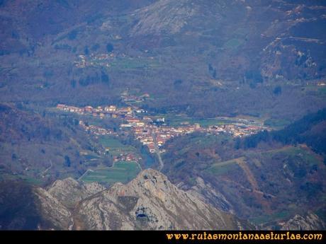 Ruta al Pico Pierzu: Vista de Cangas de Onís Ruta al Pico Pierzu: Vista de Cangas de Onís