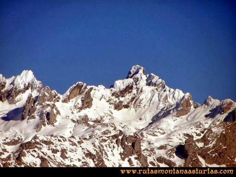 Ruta al Pico Pierzu: Vista de Peña de la Peña Santa Ruta al Pico Pierzu: Vista de Peña de la Peña Santa