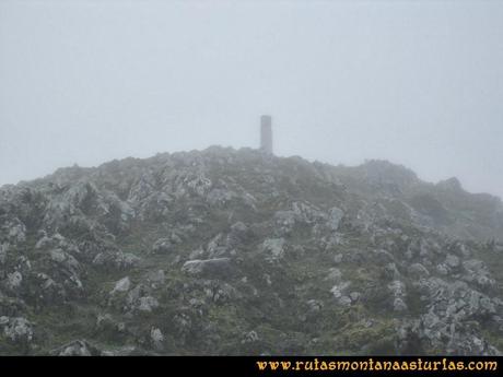 Ruta al Pico Pierzu: Cima del Pierzu entre niebla Ruta al Pico Pierzu: Cima del Pierzu entre niebla