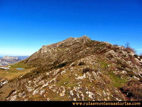 Ruta al Pico Pierzu: Collada con vistas a los Lagos y el Pierzu Ruta al Pico Pierzu: Collada con vistas a los Lagos y el Pierzu
