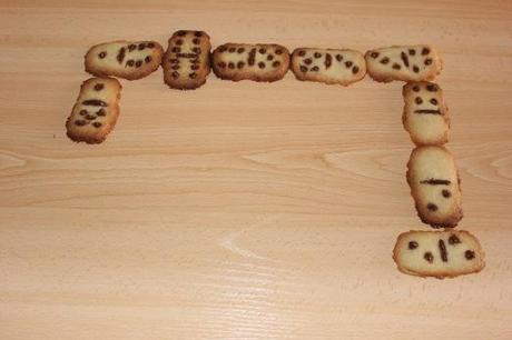 Galletas dominó jugando