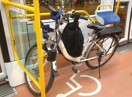 La bici y el tranvía son buenas opciones para la movilidad sostenible