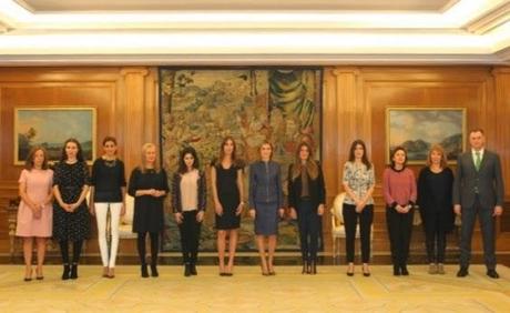 Dña. Letizia se viste de cuero para recibir a las chicas de Vogue Dña. Letizia se viste de cuero para recibir a las chicas de Vogue