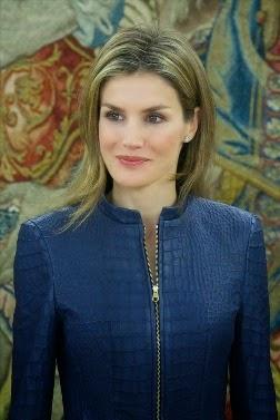 Dña. Letizia se viste de cuero para recibir a las chicas de Vogue Dña. Letizia se viste de cuero para recibir a las chicas de Vogue